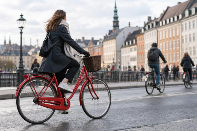 Rød cykel i et bymiljø. AI-genereret temabillede.